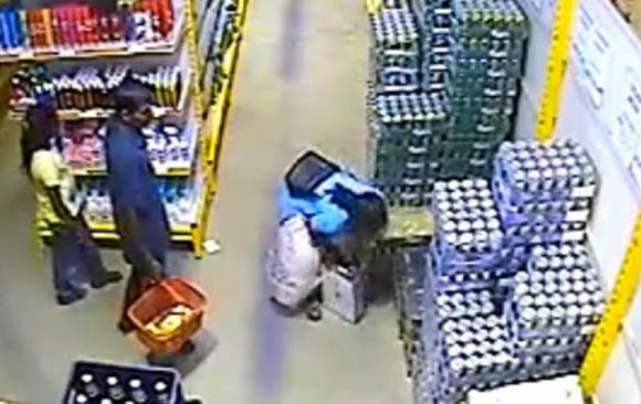 Captan en video a mujer robando bajo su falda una caja de cervezas