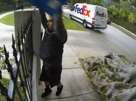 Un repartidor lanza los paquetes en lugar de entregarlos (Video)