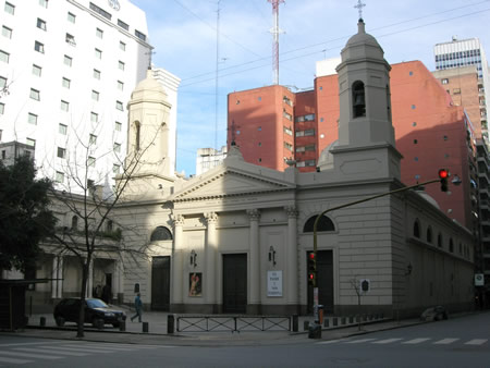 Dos ladrones robaron el limosnero de una iglesia de Recoleta