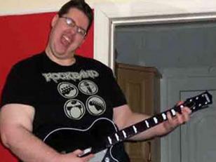 Insólito: un joven perdió 101 kilos jugando a Rock Band