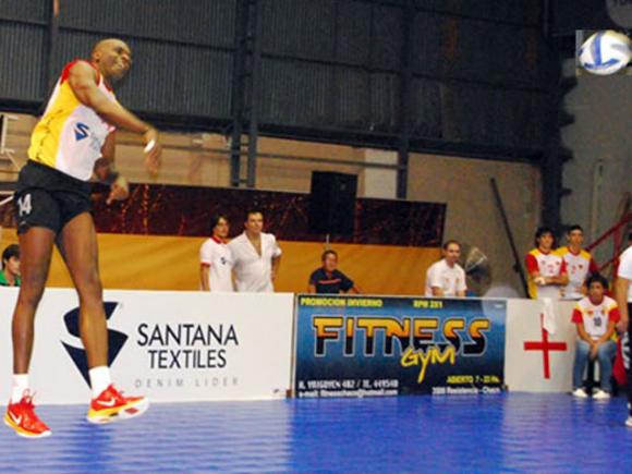 Sarmiento Santana Textiles se prepara con Joel Dos Santos