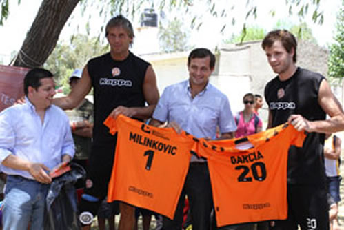 Integrantes de BAU regalaron juguetes a chicos de una escuela.