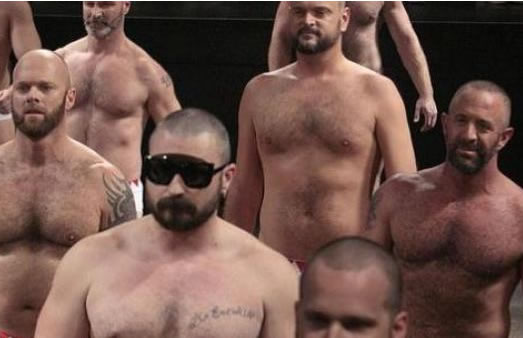 Los hombres con voz grave, menos «machos»