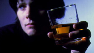 Hallan por qué el alcohol es adictivo