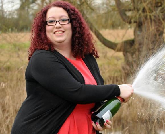 Adolescente tiene dos puestos de trabajo a pesar de ganar la lotería.