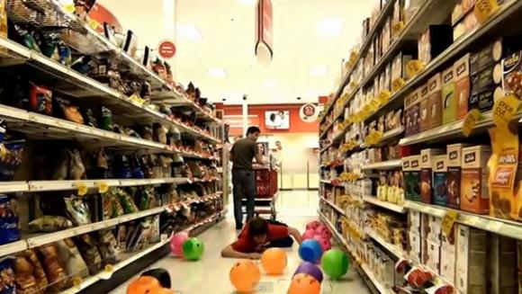 La nueva moda en Internet es fingir caídas en supermercados (Video)