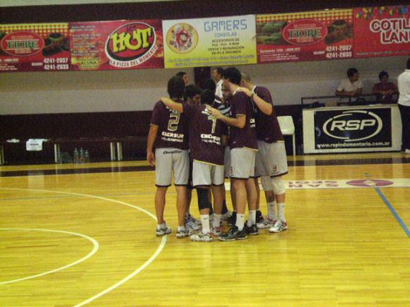 Lanús derrotó a UPCN Chubut, que sufrió su primera caída en 2012.