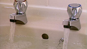 ¿Es verdad que, por debajo del Ecuador, el agua se escurre por el desagüe del lavamanos en sentido opuesto?