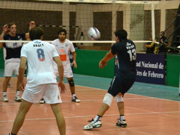 UNTreF derrotó a Chovet Voley y alcanzó la punta del torneo, con un partido mas que su escolta. 