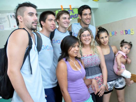 Los “Gigantes” reyes magos repartieron juguetes.