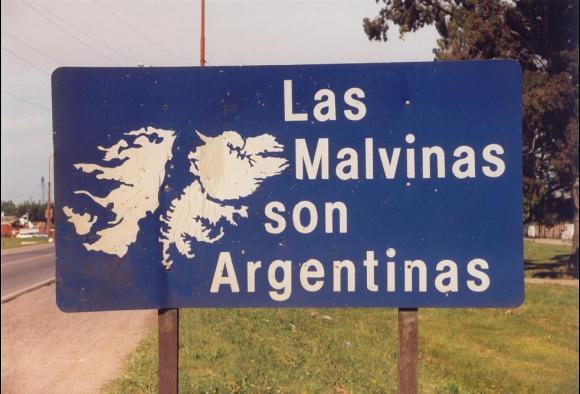 El canciller inglés pidió al Gobierno ¨detener sus intentos de intimidación¨ a los habitantes de Malvinas