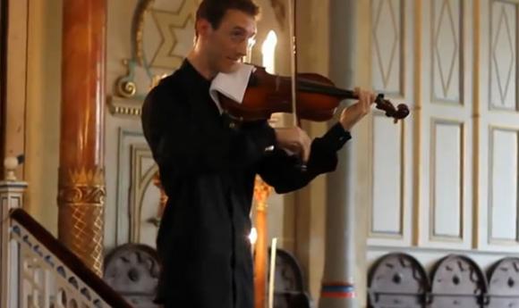 Violinista imita el sonido del politono de Nokia en pleno concierto (Video)