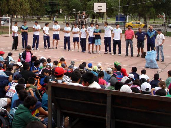 El plantel de Jujuy Voley visitó varias colonias de vacaciones.