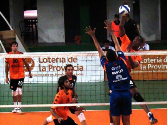 Buenos Aires Unidos derrotó a Gigantes y sigue a tiro de la punta.