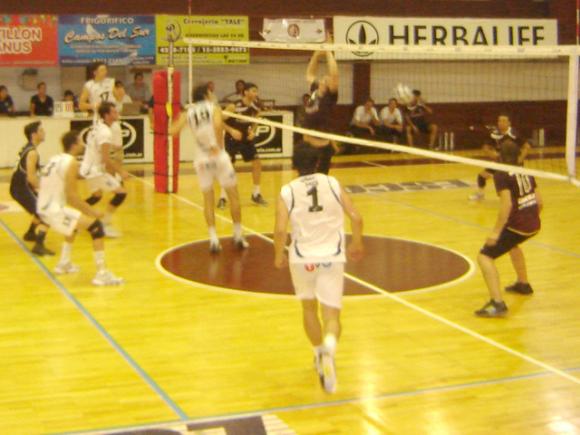 Ciclista no pudo llegar a la cima al caer ante Lanus por 3-2.