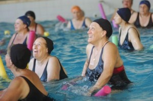 Nadar reduce la presión arterial en adultos mayores