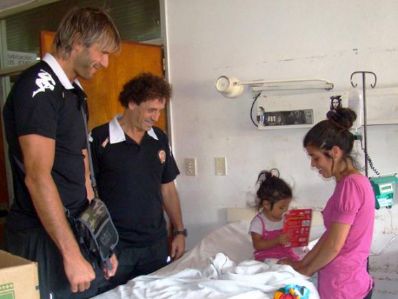 BAU repartió juguetes en el Hospital Victorio Tetamanti.