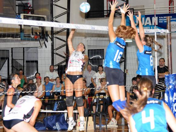 Por la Liga Femenina 2012: La selección juvenil cayo 3 a 1 ante Estudiantes.