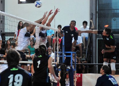 Olímpico cerró de la mejor manera la fase regular al vencer a Chubut en tie-break.