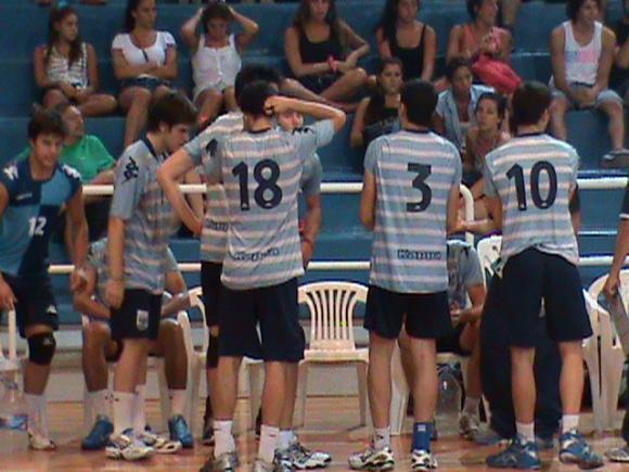 Ciudad con lo justo pero de a tres escala al cuarto puesto al vencer a la Selección Menor por 3 a 1.