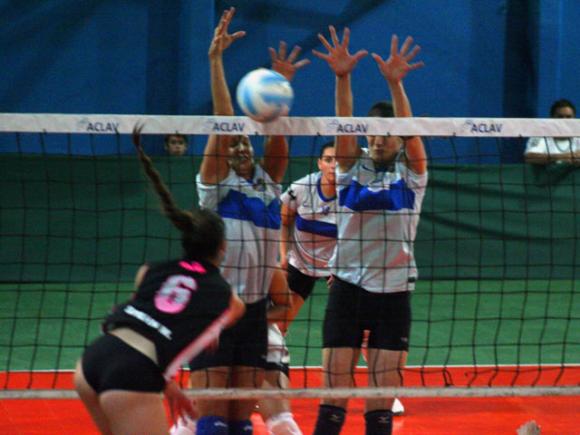 Boca Juniors perdió un set por primera vez en el torneo, a manos de Estudiantes de Paraná.