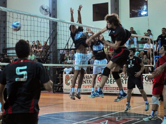 Pescadores superó a Chovet Voley 3-1 y es otro de los clasificados al Grand Prix.