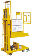 Plataforma elevadora para cargar y descargar materiales en altura con el operador. 