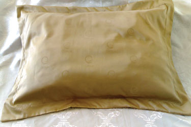 Almohadas con cobre para las arrugas.