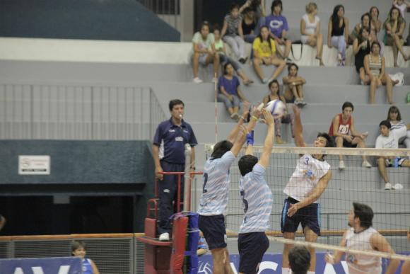 Ciudad ganó el duelo directo por la punta y jugará con Ciclista en semis.