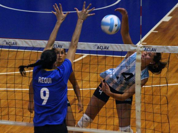 Por La Liga Femenina 2012: Argentina cayo 3-0 ante Boca.