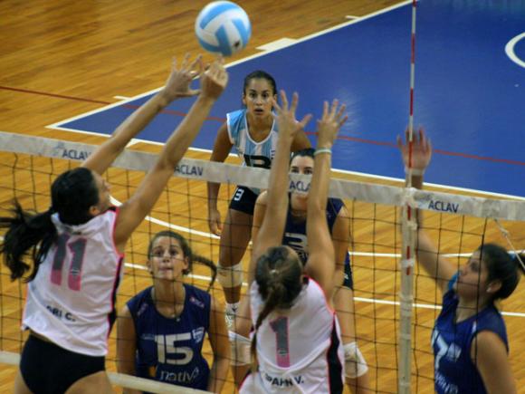 Por La Liga Femenina 2012: Argentina cayo 3-0 ante Estudiantes.