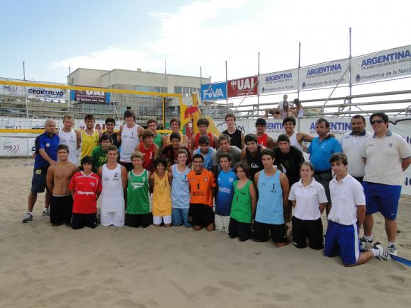 Beach de Base: Rosario toma la posta en las arenas del Parador Mordisco.