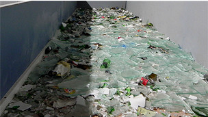 Rompe una vajilla para combatir el estrés.