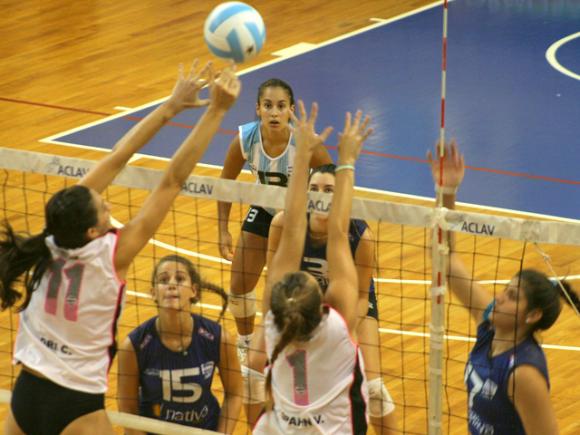 La Selección Juvenil practica en doble turno y se prepara con vistas al choque ante Boca.