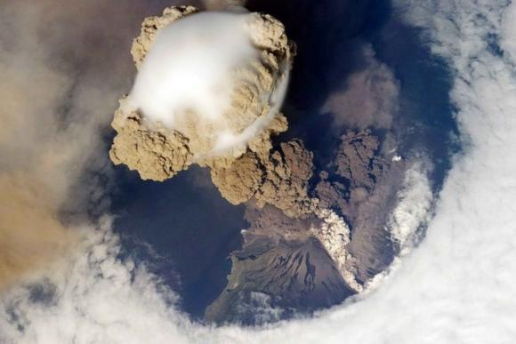 ¿Qué provoca las erupciones volcánicas?