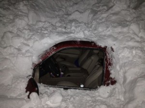 Un hombre sobrevive dos meses dentro de un auto cubierto de nieve.