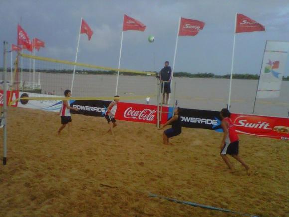Beach Volley de Base: Primer día de acción en las arenas de Rosario.