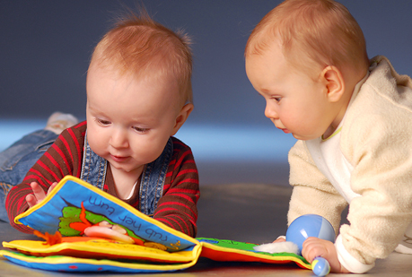 Hacemos amigos antes de aprender a hablar.