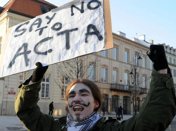 Multitudes salen a las calles en protesta contra el ACTA