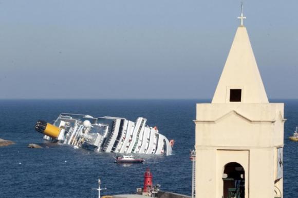 Hallan ocho cadáveres en el interior del crucero Costa Concordia.