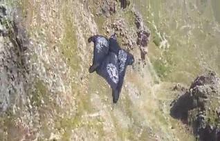 El ¨hombre pájaro¨ se estrelló contra las rocas