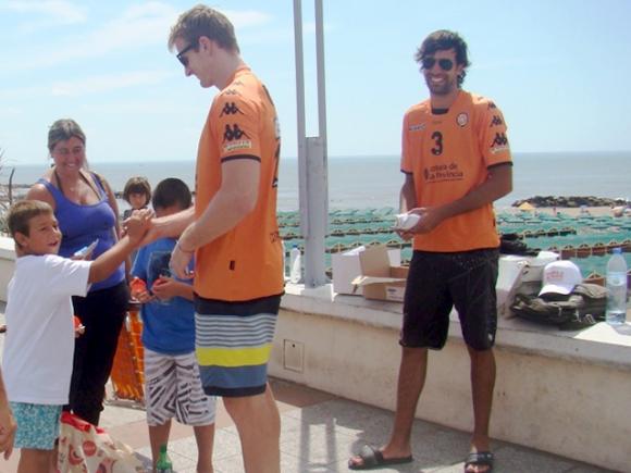 Acciones promocionales en la playa por parte de BAU
