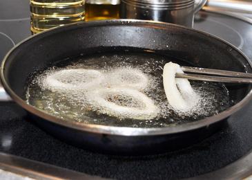 Detectan aldehídos tóxicos en el aceite recalentado