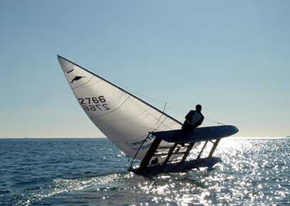 Un Argentino , alumno de arquitectura naval , construyó patines a vela