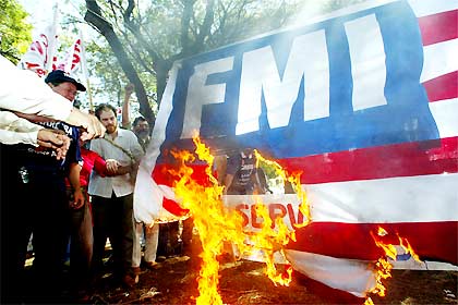 Grecia arde y la democracia europea se pone de rodillas ante el FMI