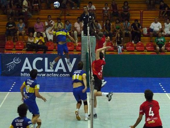 Boca Río Uruguay Seguros frenó la racha de triunfos de Sarmiento Santana Textiles.