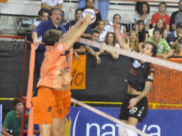 Villa Maria consiguió un gran triunfo en su casa y por ahora mantiene la categoría.