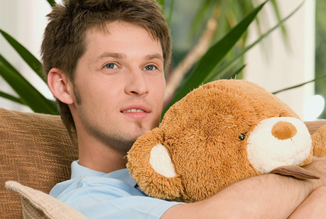 ¿Por qué cuando estamos tristes nos sentimos mejor al abrazar un oso de peluche?