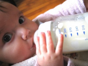 ANMAT prohibió la fabricación de mamaderas que contengan bisfenol