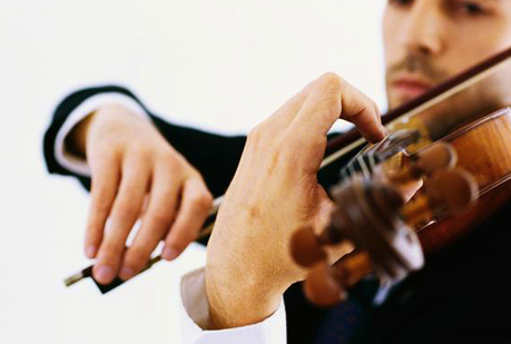 Un violín con cuerdas de seda de araña.